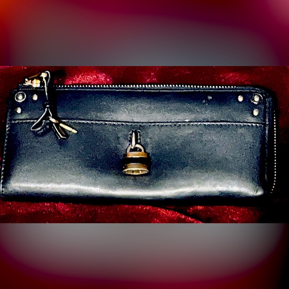 Beautiful black Chloe Paddington leather wallet apx 7 1/2 x 4“ GUC